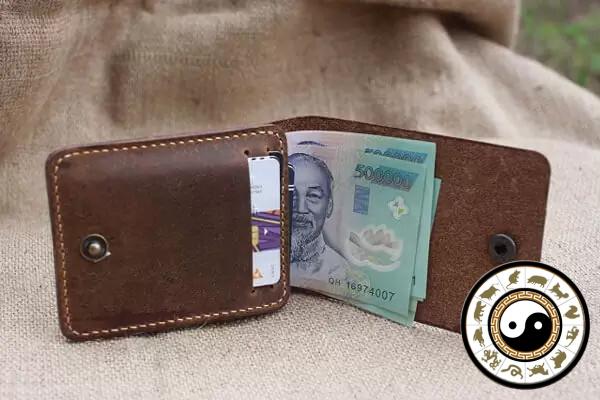 Mơ thấy mất ví tiền đầy tiền